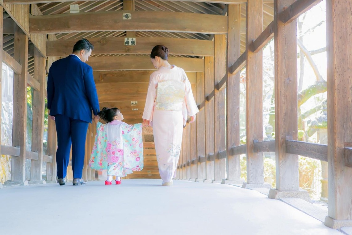 Location Studio GOODが出張撮影した家族写真(キッズ,ベビーフォト)などが写った「ロケーションフォト（子供）」の家族写真