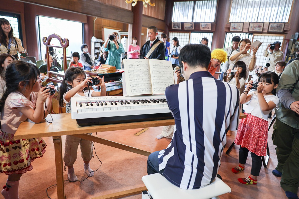 ちずカメラが撮影した「写真家　橘田龍馬さんの子供写真教室の様子」の写真