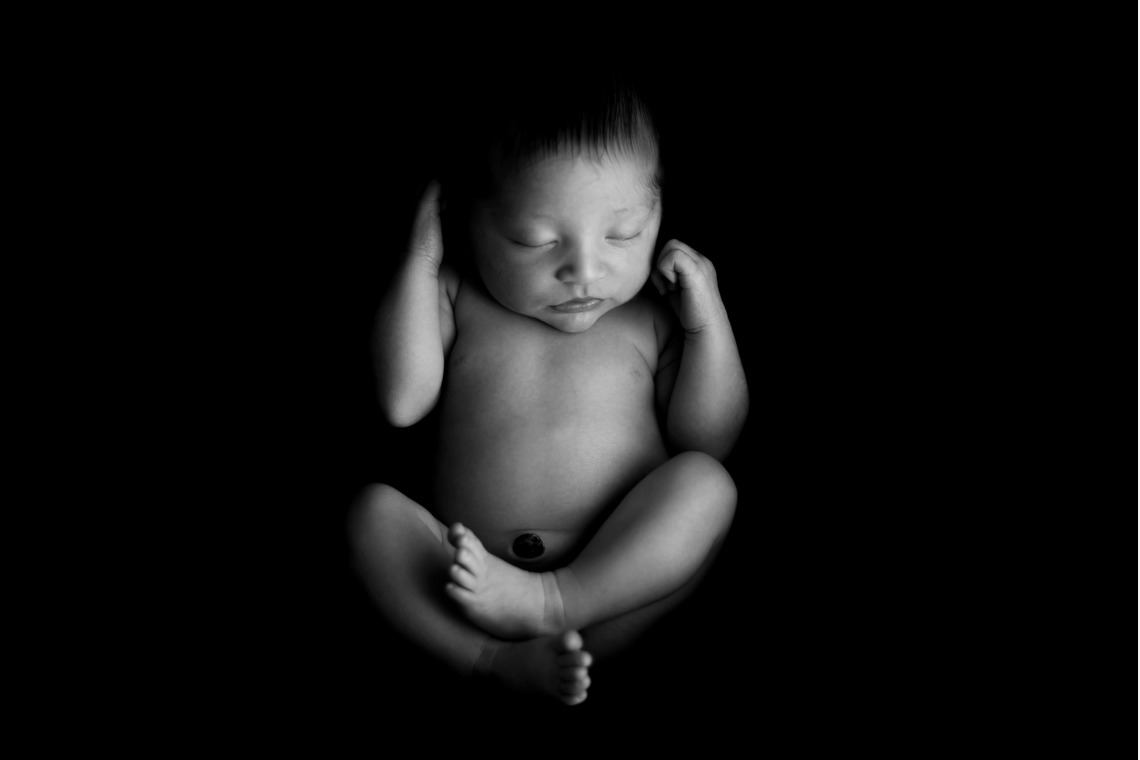 サキヤマ リエが撮影した写真のアルバム「ラベンダー系・黒背景・女の子のニューボーンフォト 」