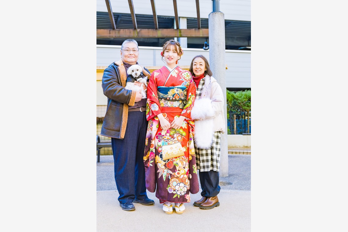 フォトスタジオENOが出張撮影した家族写真(キッズ,ベビーフォト)などが写った「成人式前撮り」の家族写真