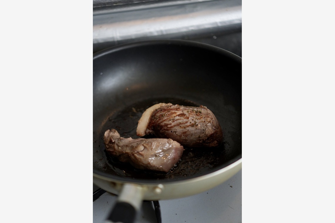 神部葵が撮影した「鹿猟師宣材写真、鹿肉料理撮影」の写真