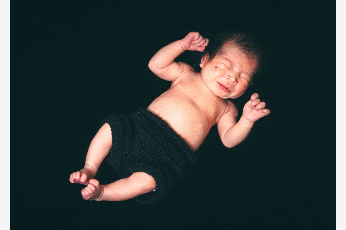 松井シンジが撮影した「ニューボーンフォト」の写真