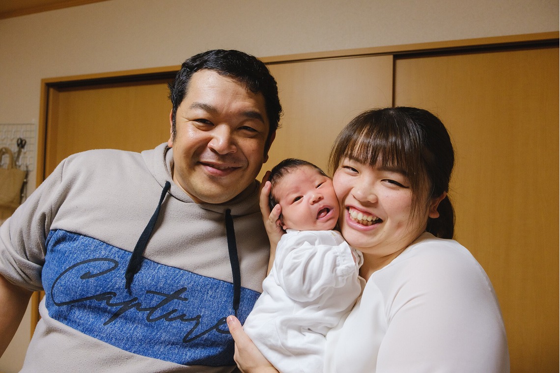 高夏写真店が出張撮影した家族写真(キッズ,ベビーフォト)などが写った「ニューボーンフォトの撮影」の家族写真