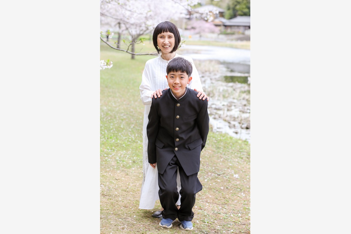 なかがわさとみが撮影した「中学校入学の日に桜と撮影」の写真