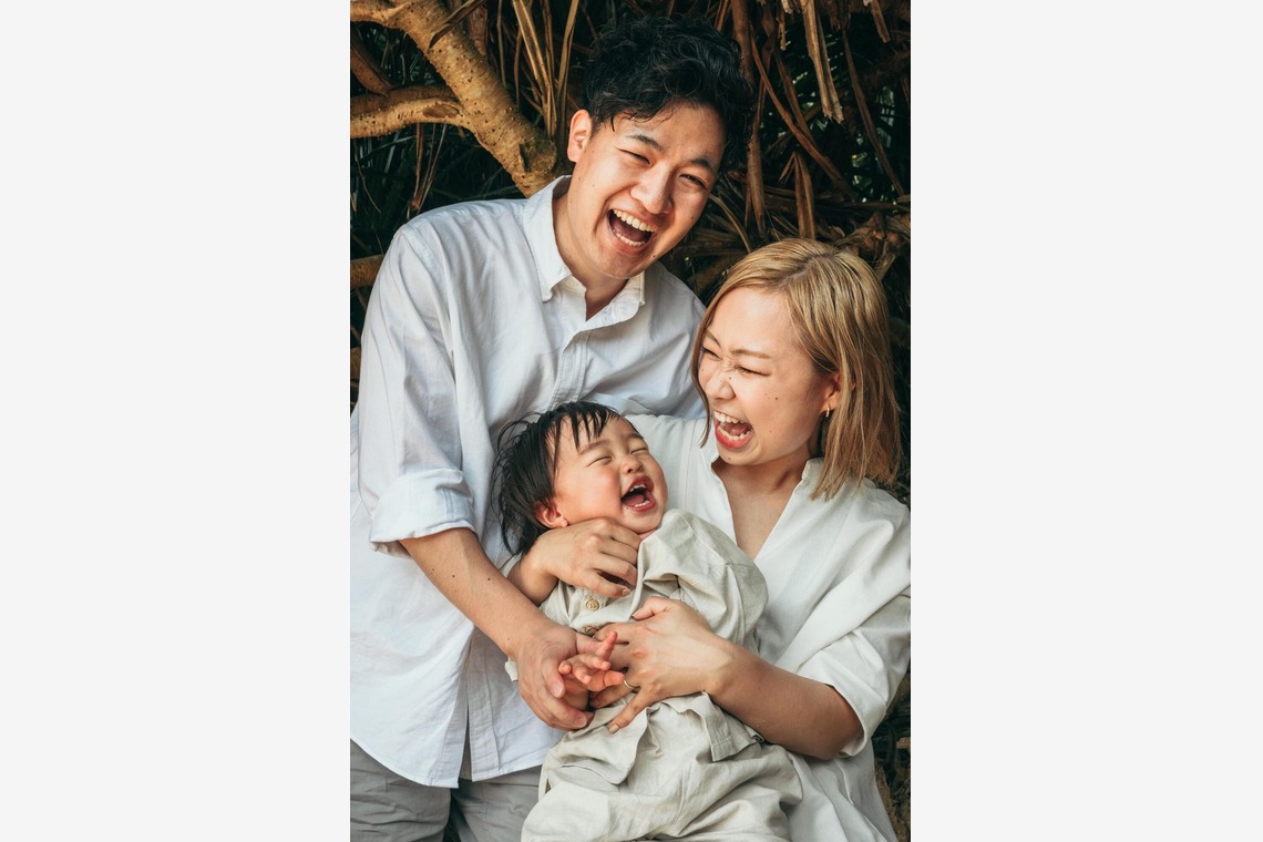 ポートレート沖縄が撮影した家族写真の出張撮影のアルバム「自然の中の家族の自然な姿＠読谷村の海岸と芝生」