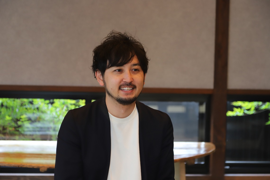 谷口廉が撮影した写真のアルバム「インタビュー風景」