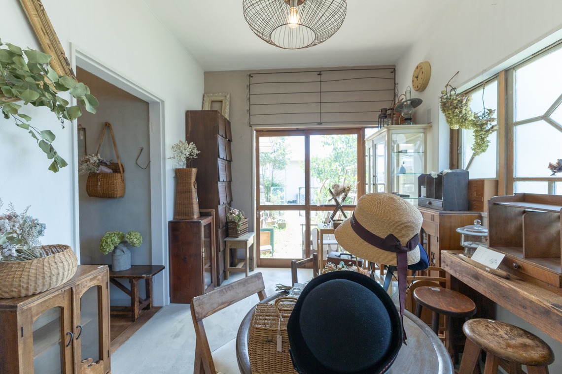 ミヤタカズコが撮影した写真のアルバム「アンティークショップ店舗写真」