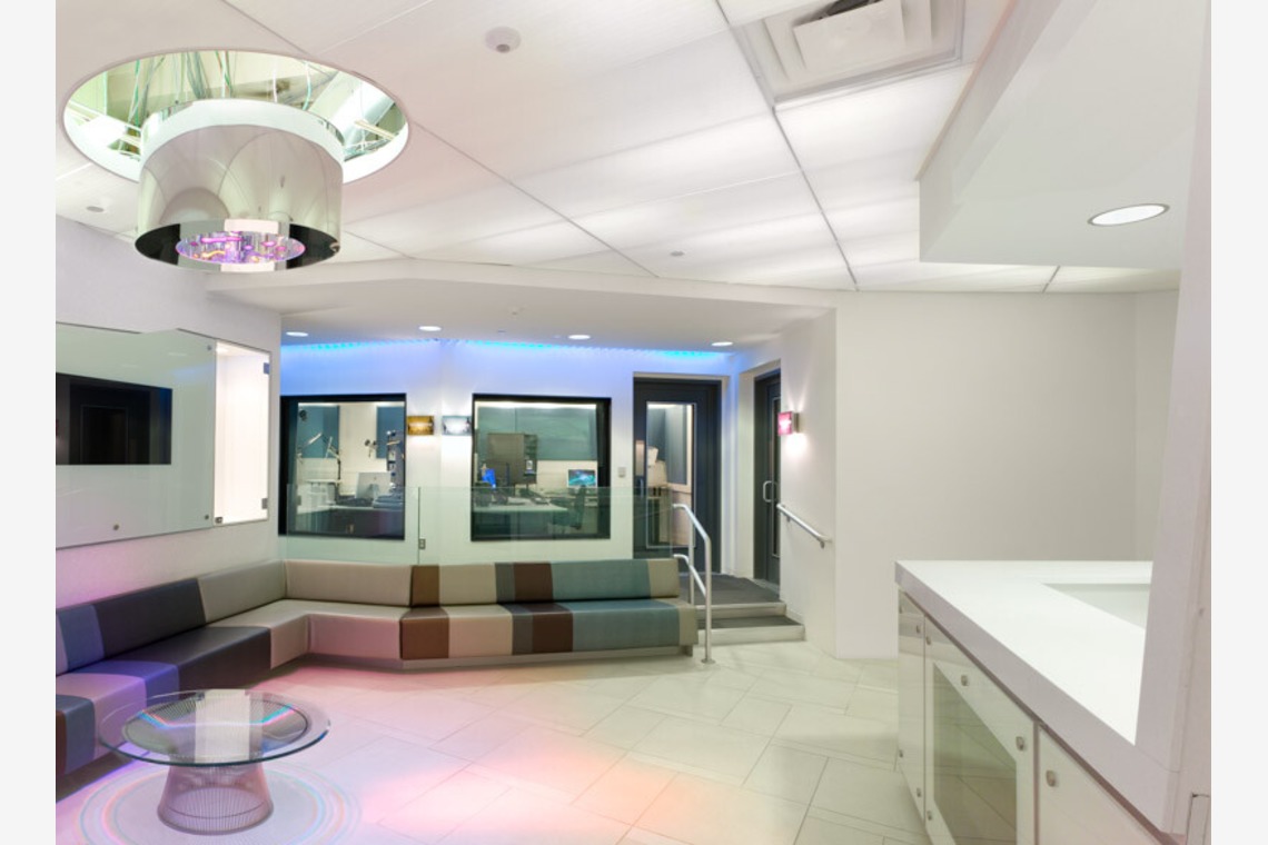 富岡敦が撮影した「ニューヨーク　ラジオ局　撮影」の写真