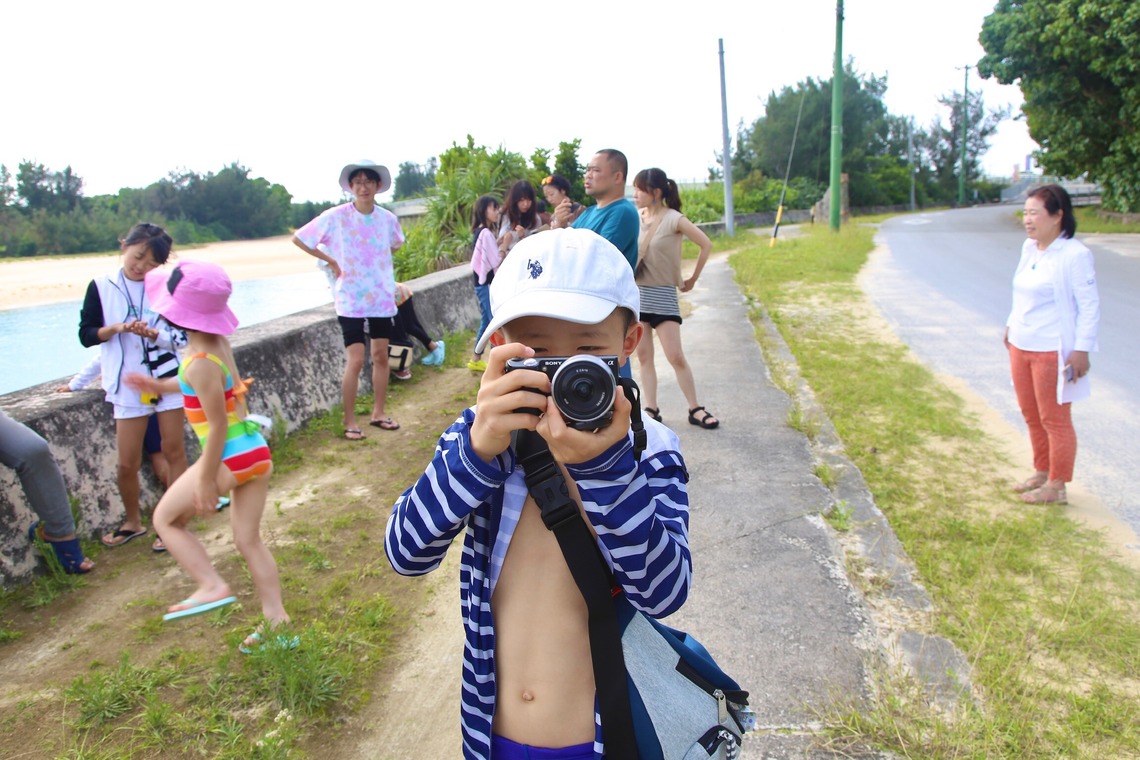 ateliemilyが出張撮影した家族写真(キッズ,ベビーフォト)などが写った「子どもたち、引率カメラマン」の家族写真