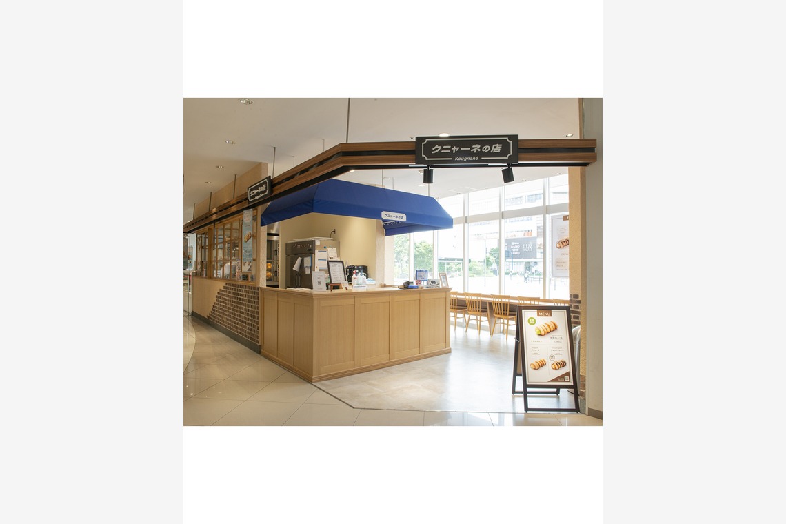 戸澤麻衣が撮影した写真のアルバム「クニャーネの店」