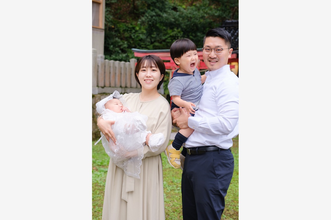 高夏写真店が出張撮影した家族写真(キッズ,ベビーフォト)などが写った「お宮参りの撮影」の家族写真