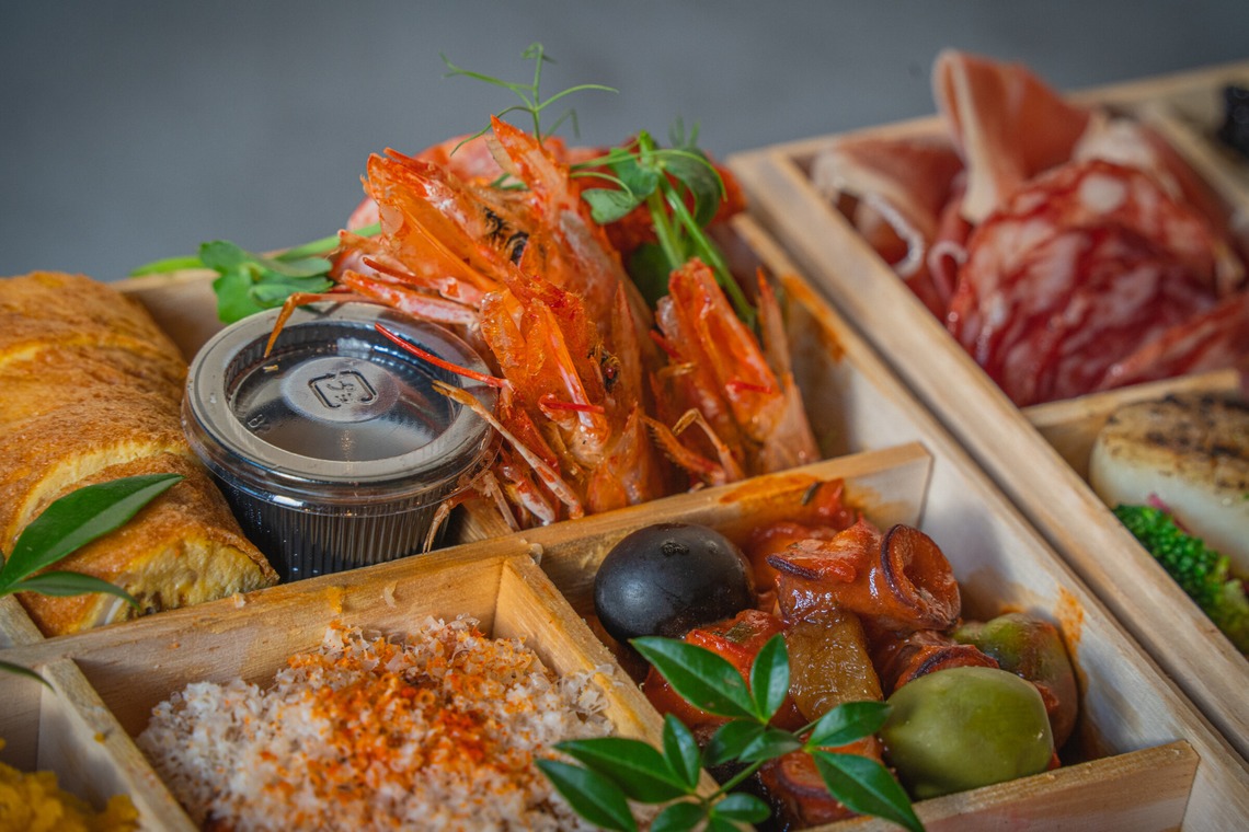 日下翔太郎が撮影した「飲食店のフード/ドリンク/内観/スタッフなどを全て含んだ設営」の写真