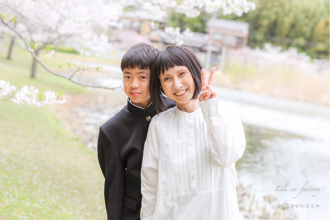 なかがわさとみが撮影した「中学校入学の日に桜と撮影」の写真