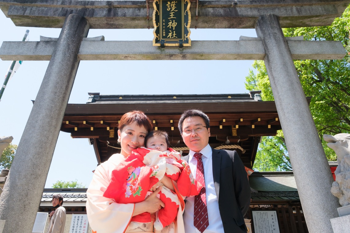 高夏写真店が出張撮影した家族写真(キッズ,ベビーフォト)などが写った「お宮参りの撮影」の家族写真