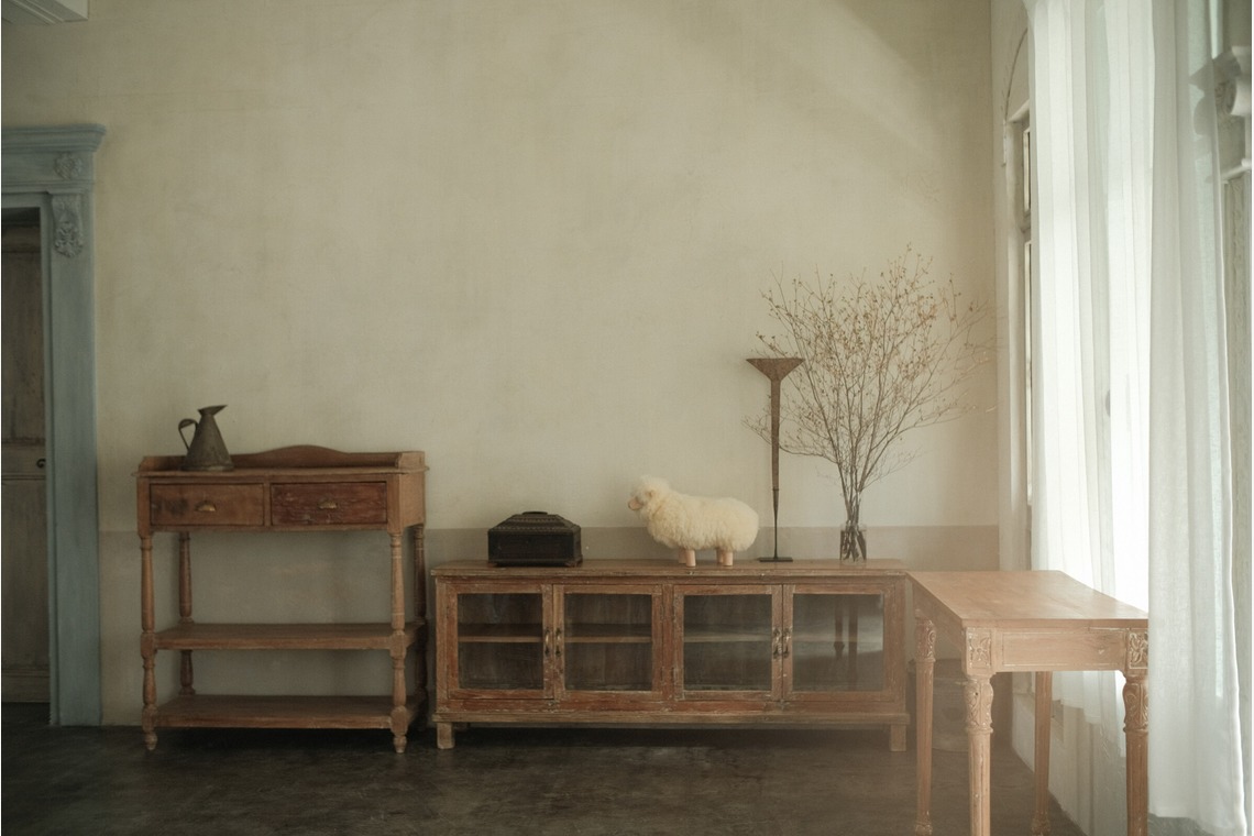 SEE LIKE PHOTOが撮影した「インテリア　雑貨　アンティーク　自然光　ラグジュアリー」の写真