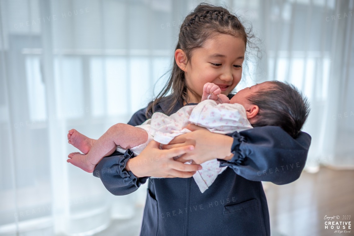 CREATIVE HOUSEが出張撮影した家族写真(キッズ,ベビーフォト)などが写った「ニューボーンフォト」の家族写真