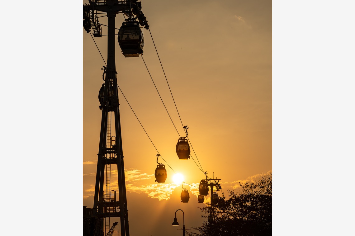 山本浩二が撮影した写真のアルバム「東京・大阪を中心とした都市部で見られる建築が語る風景」