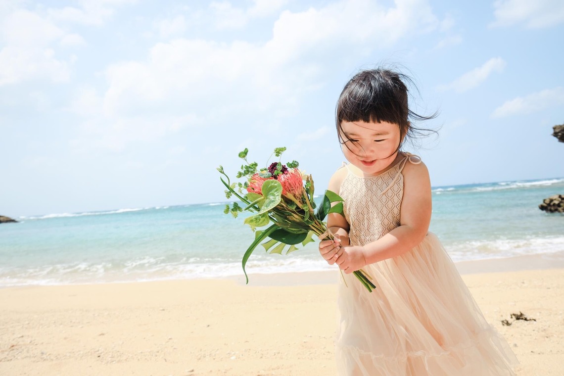 ポートレート沖縄が出張撮影した家族写真(キッズ,ベビーフォト)などが写った「天真爛漫な女の子３歳の誕生日」の家族写真