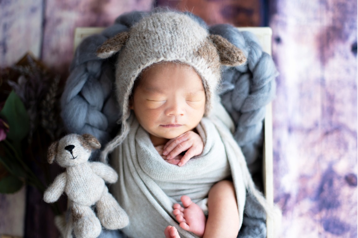 サキヤマ リエが撮影した「ベージュ系・犬のぬいぐるみ・男の子のニューボーンフォト」の写真