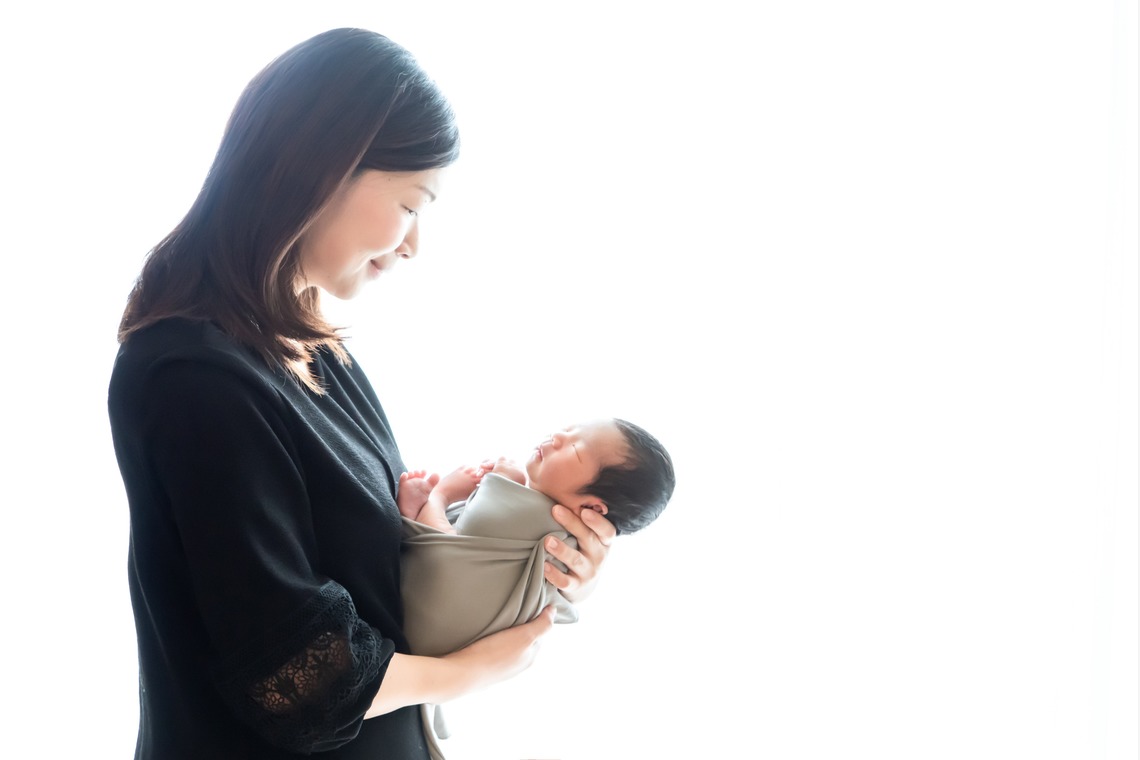 サキヤマ リエが撮影した「グレー系・ゾウのぬいぐるみ・男の子のニューボーンフォト」の写真