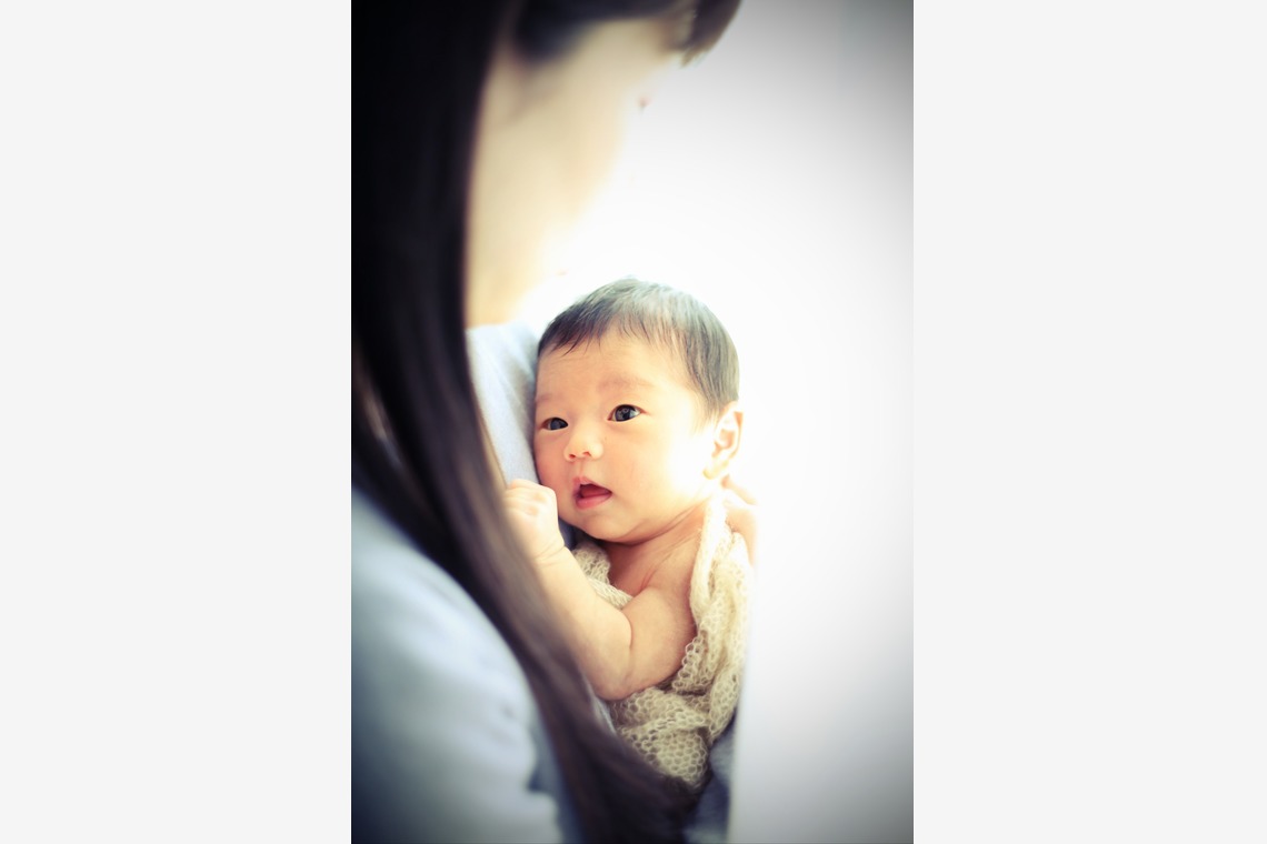出張撮影HUG TIMEが出張撮影した家族写真(キッズ,ベビーフォト)などが写った「ニューボーンフォト＠自宅撮影」の家族写真