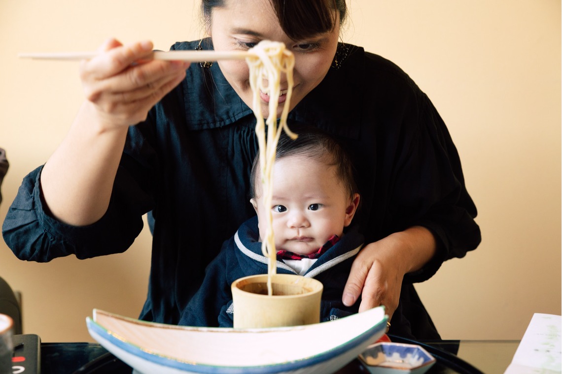 NAGASHIMA Photographyが出張撮影した家族写真(キッズ,ベビーフォト)などが写った「お食い初め＠椿山荘」の家族写真