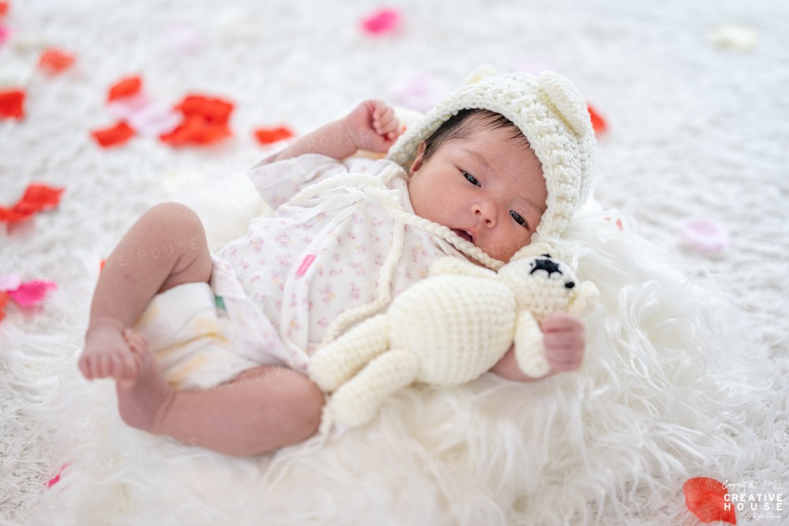 CREATIVE HOUSEが出張撮影した家族写真(キッズ,ベビーフォト)などが写った「ニューボーンフォト」の家族写真