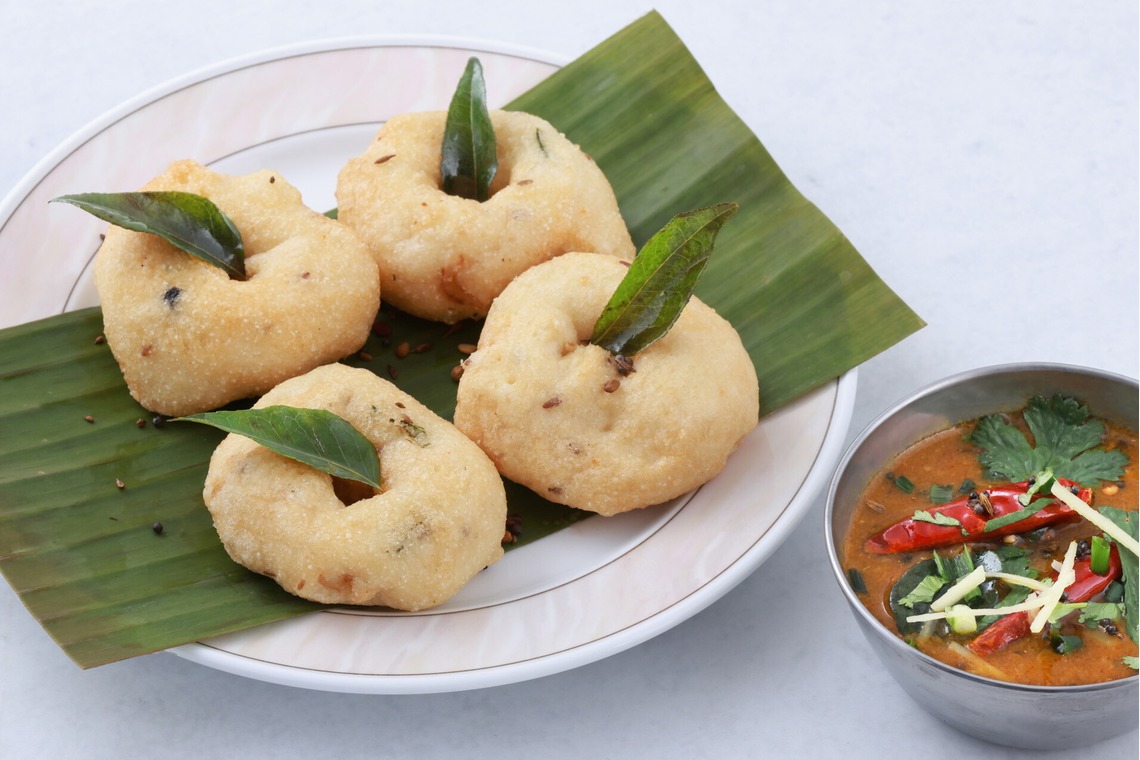 森安　照が撮影した「インド料理メニュー　カレー・ビリヤニ・ナン・チーズナン・チキン・サモサ・ビリヤニ」の写真