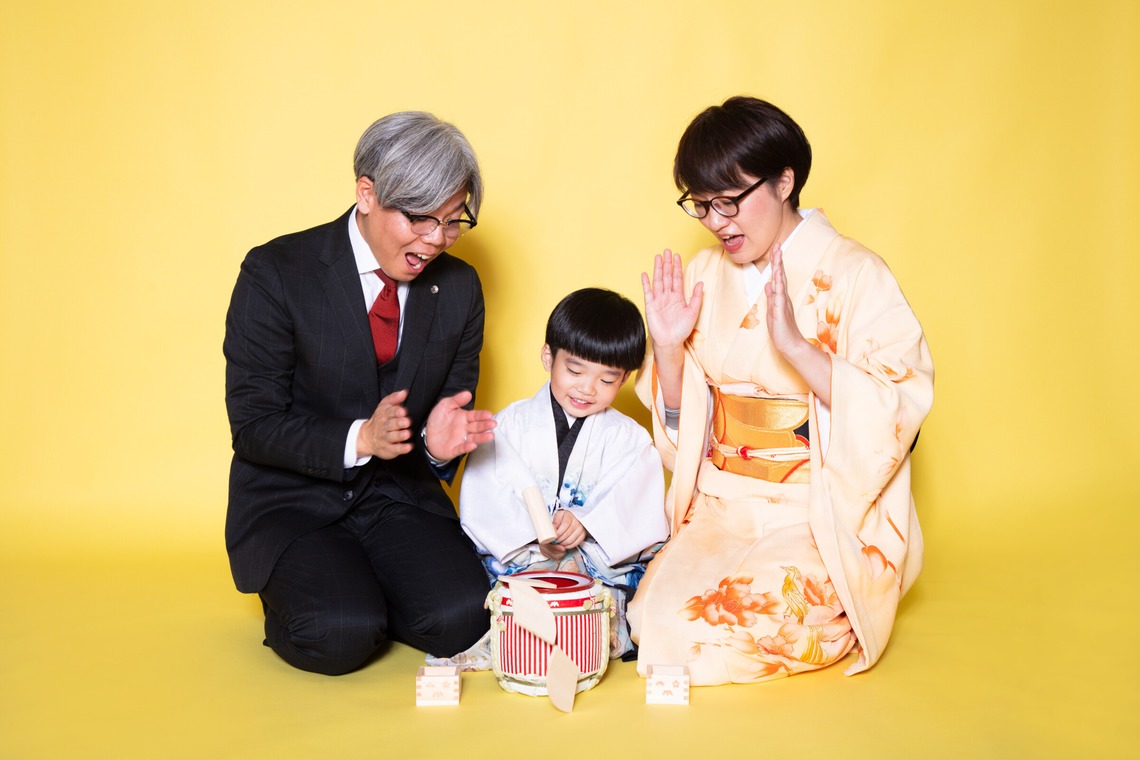 富田桃子写真事務所が出張撮影した家族写真(キッズ,ベビーフォト)などが写った「記念写真」の家族写真