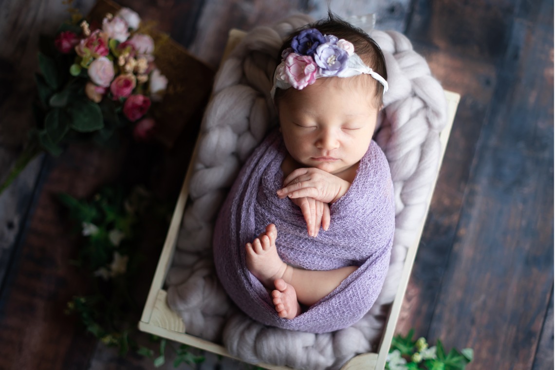 サキヤマ リエが撮影した写真のアルバム「ラベンダー系・黒背景・女の子のニューボーンフォト 」