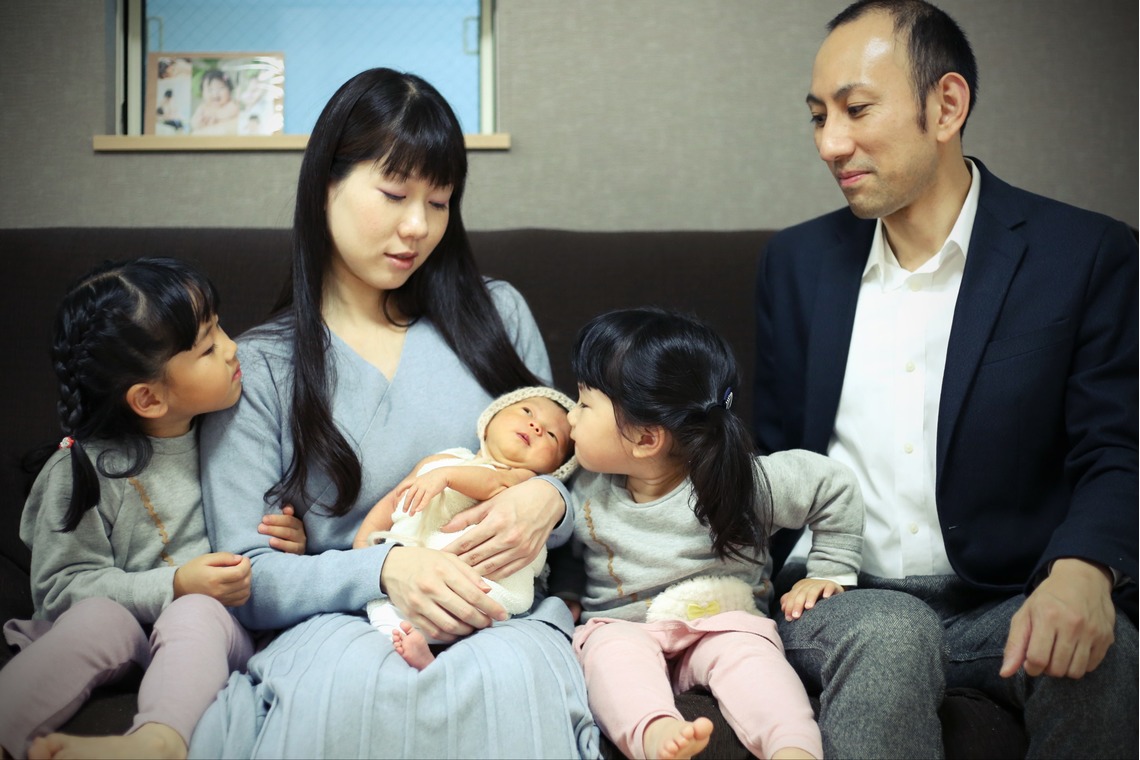 出張撮影HUG TIMEが出張撮影した家族写真(キッズ,ベビーフォト)などが写った「ニューボーンフォト＠自宅撮影」の家族写真