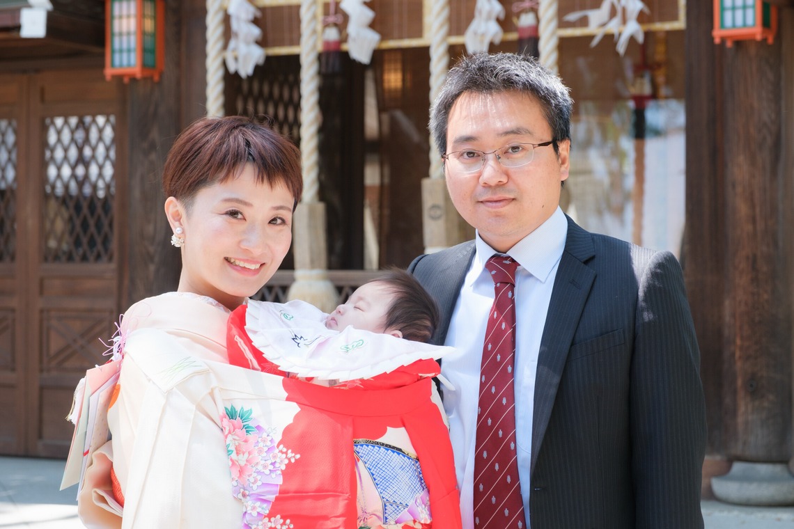 高夏写真店が出張撮影した家族写真(キッズ,ベビーフォト)などが写った「お宮参りの撮影」の家族写真