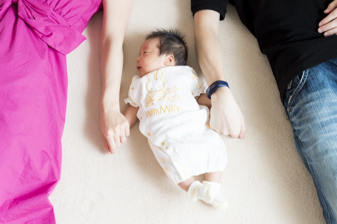 24to Produceが出張撮影した家族写真(キッズ,ベビーフォト)などが写った「ニューボーンフォト」の家族写真