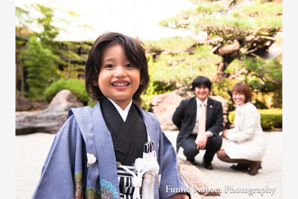 名畑文巨写真事務所が出張撮影した家族写真(キッズ,ベビーフォト)などが写った「出張撮影七五三・お宮詣り」の家族写真