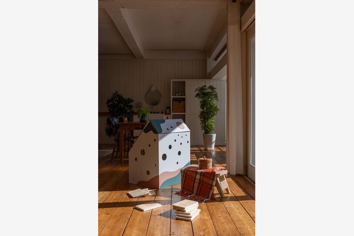 曽川拓哉が撮影した写真のアルバム「ダンボールハウスの商品撮影」