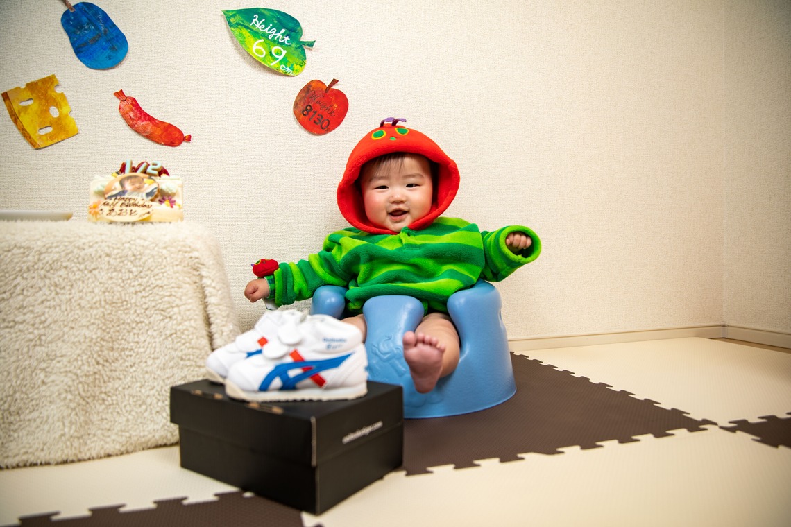 岩坪眞一郎が出張撮影した家族写真(キッズ,ベビーフォト)などが写った「誕生日記念撮影」の家族写真