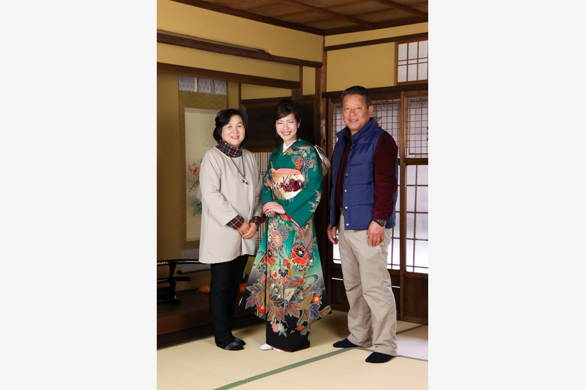 スマイルハンターが出張撮影した家族写真(キッズ,ベビーフォト)などが写った「成人式フォト」の家族写真