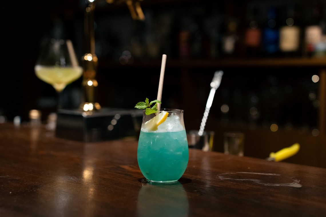 須田桃加が撮影した写真のアルバム「紺と白様」