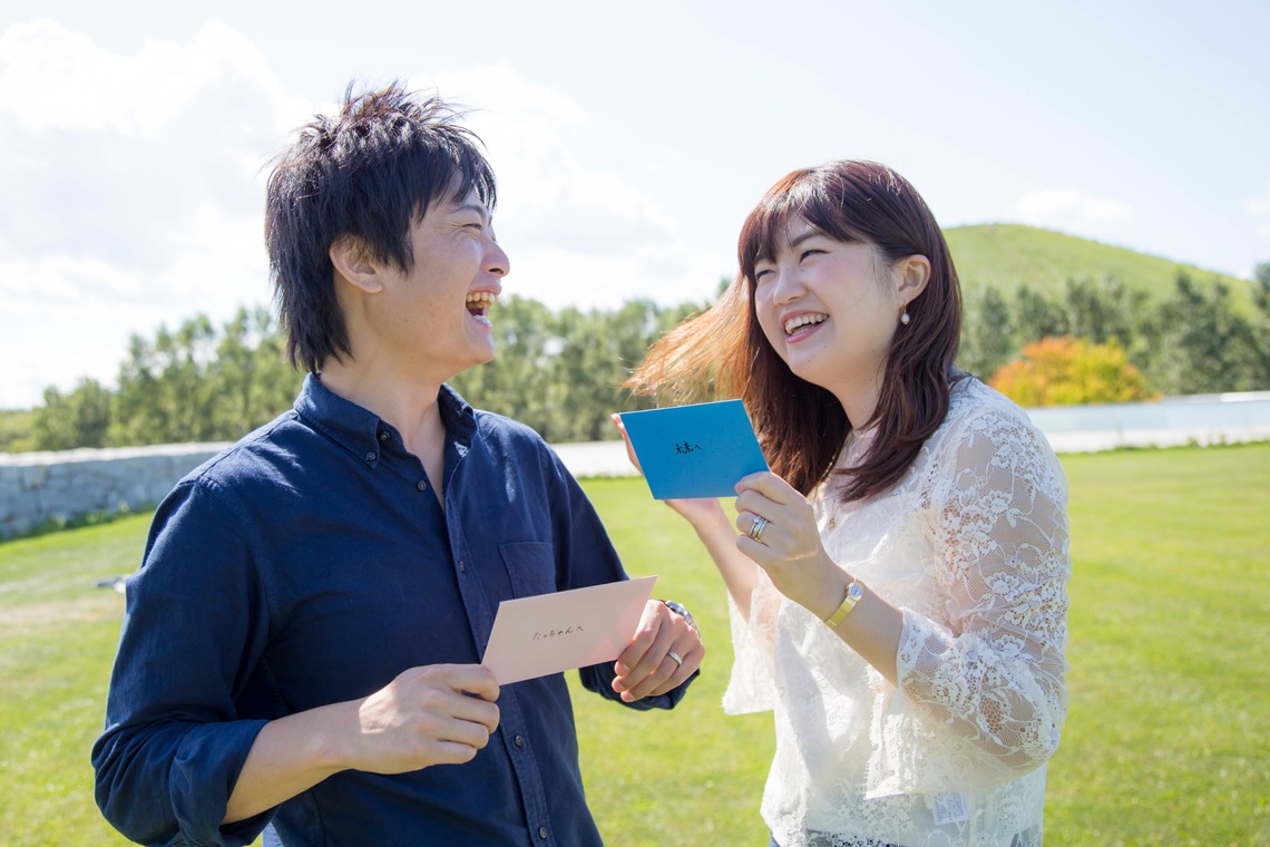 Happy with Photosが出張撮影した家族写真(キッズ,ベビーフォト)などが写った「アニバーサリーフォト(結婚記念日)＠札幌市・モエレ沼公園」の家族写真