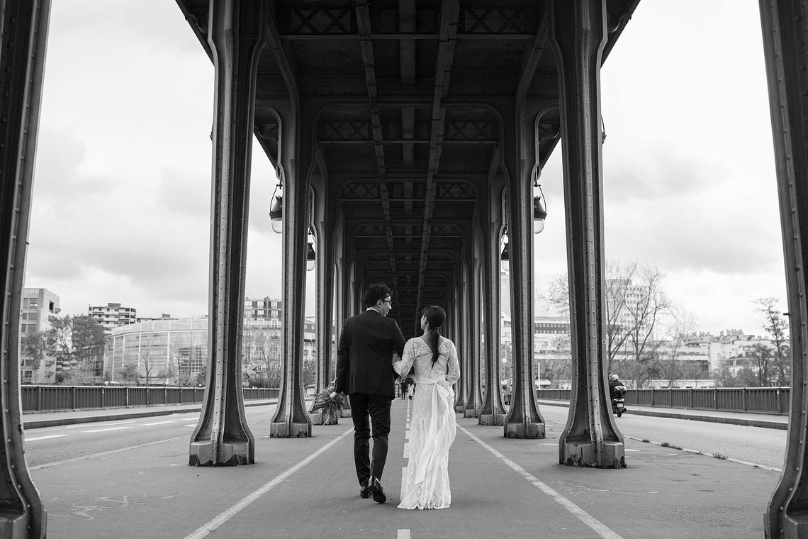 Petite Nao Photographyが撮影した「秋のパリでのフォトウェディング（トロカデロ広場、セーヌ川沿い、ビルアケム橋、バス、オルセー美術館、ルーブル美術館、パレロワイヤル、ギャルリーヴィヴィエンヌ）」の写真