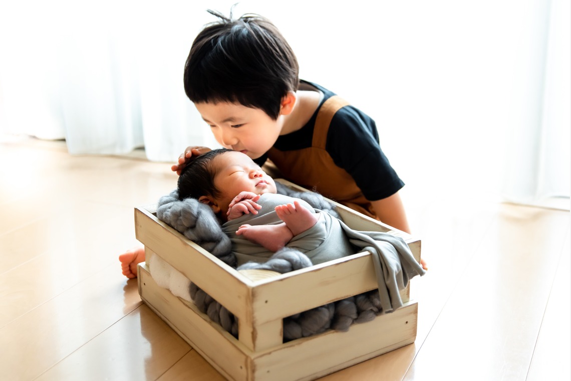 サキヤマ リエが撮影した「グレー系・ゾウのぬいぐるみ・男の子のニューボーンフォト」の写真