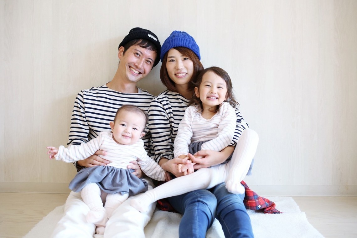親子ふわふわphoto（mai）が出張撮影した家族写真(キッズ,ベビーフォト)などが写った「室内・スタジオ撮影」の家族写真