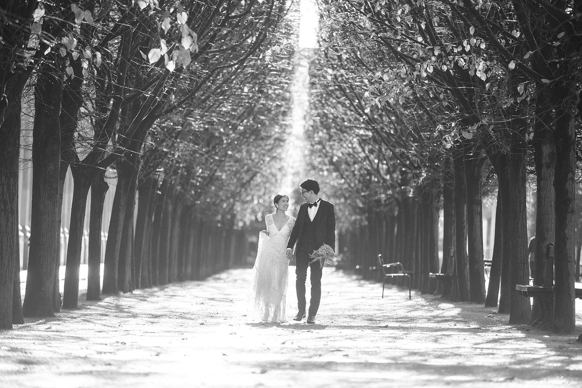 Petite Nao Photographyが撮影した「秋のパリでのフォトウェディング（トロカデロ広場、セーヌ川沿い、ビルアケム橋、バス、オルセー美術館、ルーブル美術館、パレロワイヤル、ギャルリーヴィヴィエンヌ）」の写真