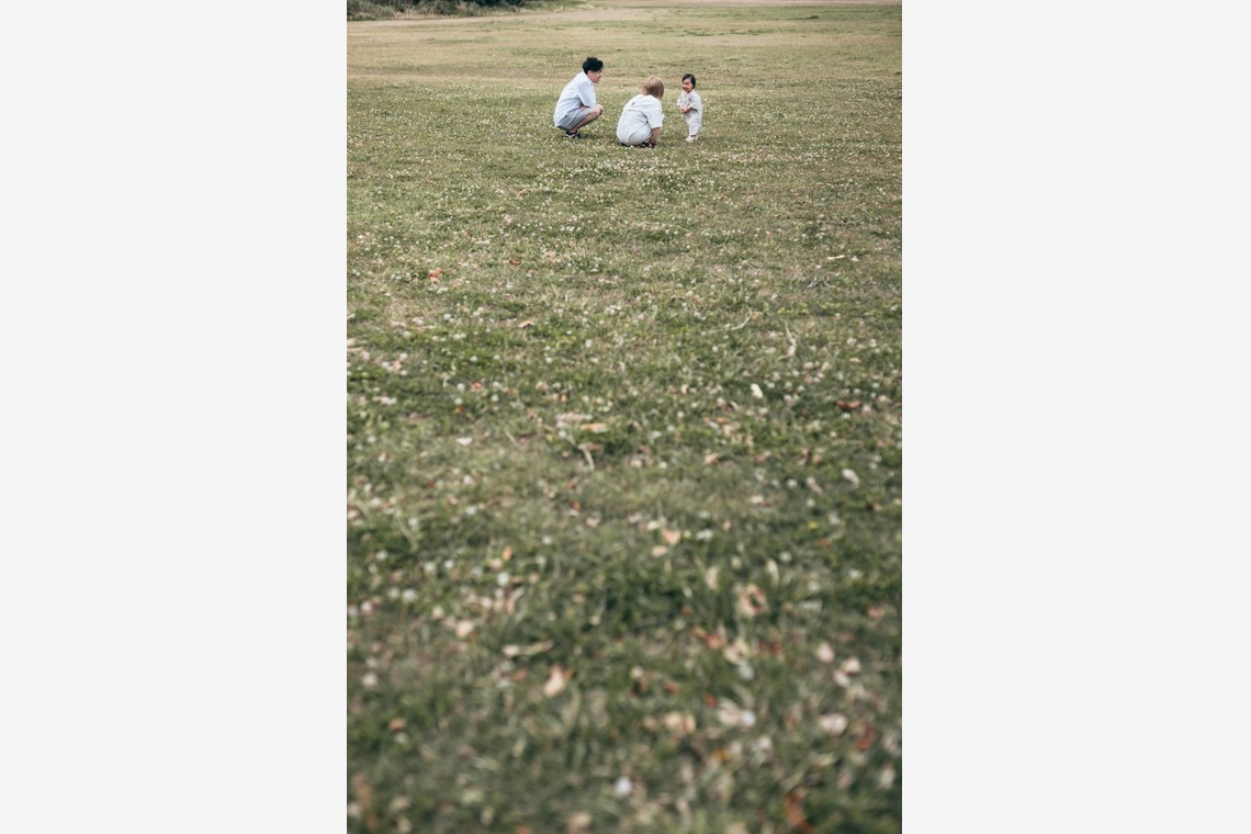 ポートレート沖縄が撮影した家族写真の出張撮影のアルバム「自然の中の家族の自然な姿＠読谷村の海岸と芝生」