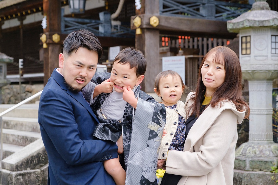 高夏写真店が出張撮影した家族写真(キッズ,ベビーフォト)などが写った「七五三の撮影」の家族写真
