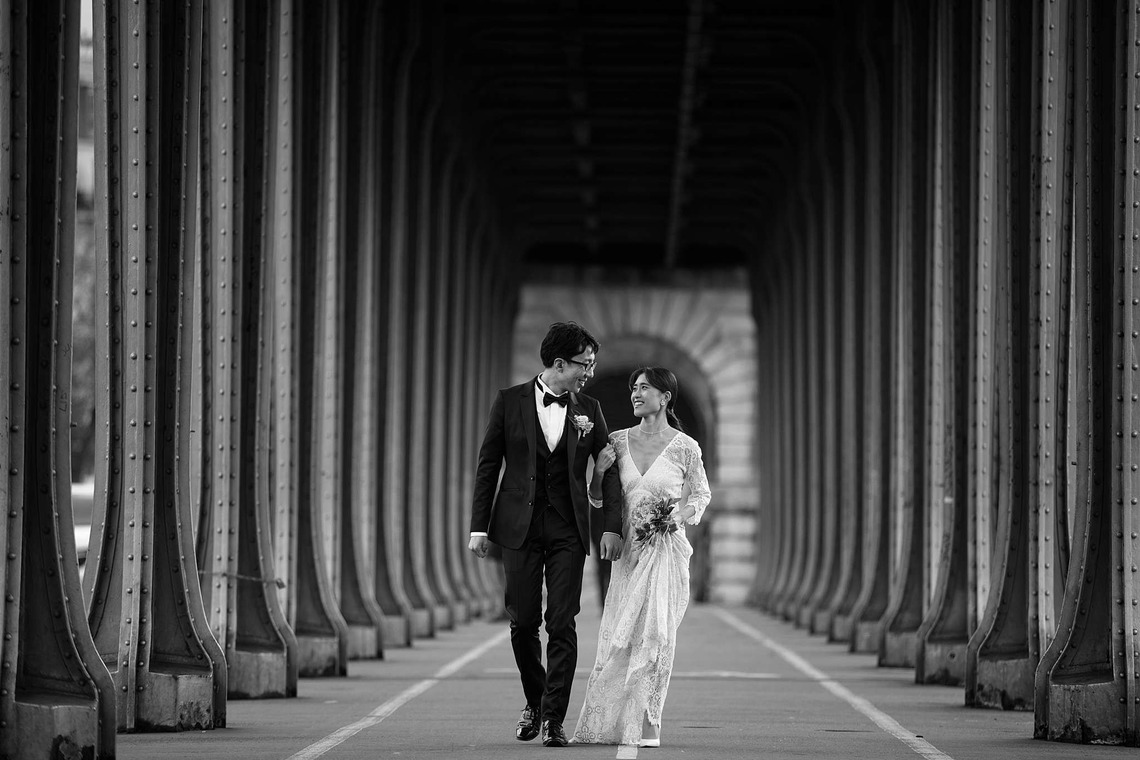 Petite Nao Photographyが撮影した「秋のパリでのフォトウェディング（トロカデロ広場、セーヌ川沿い、ビルアケム橋、バス、オルセー美術館、ルーブル美術館、パレロワイヤル、ギャルリーヴィヴィエンヌ）」の写真