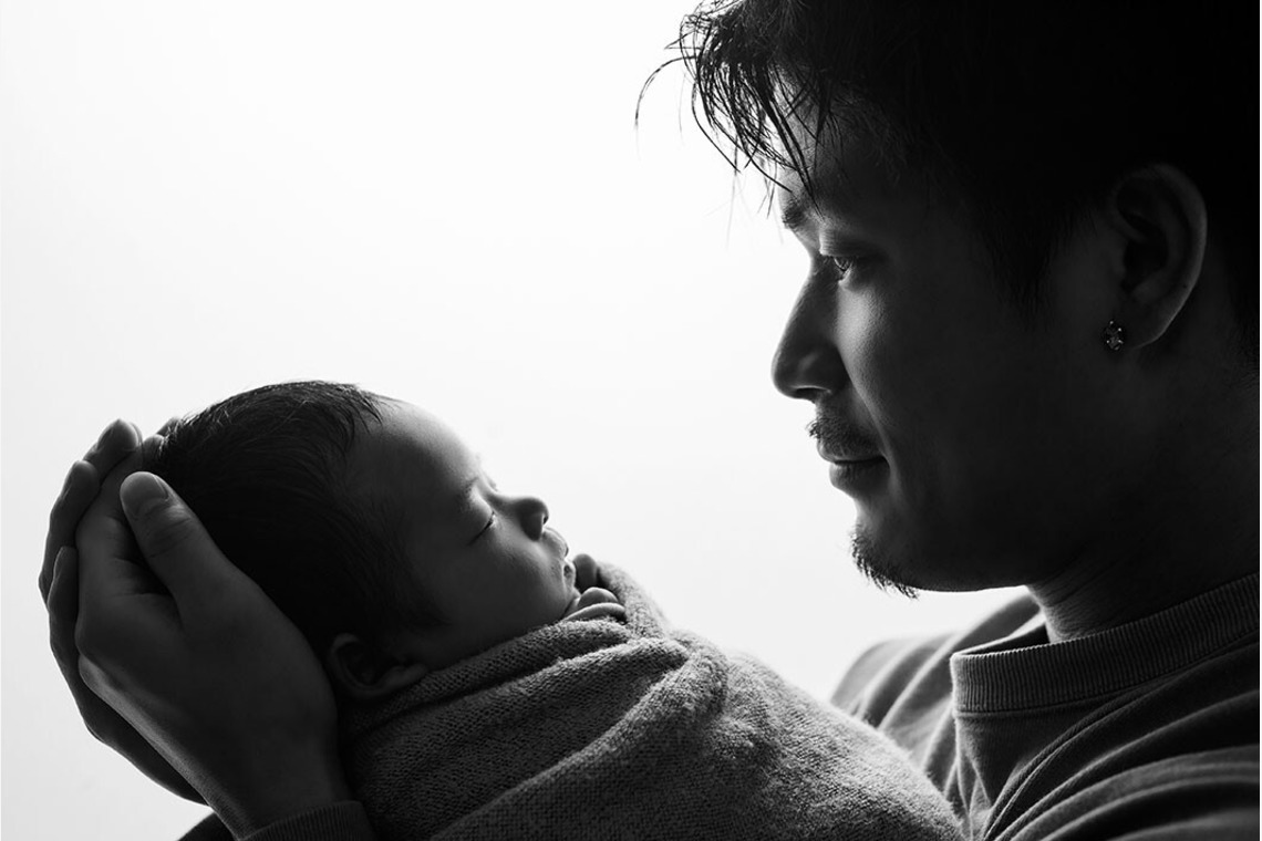 AXiS Photo Servise 藤井靖史が出張撮影した家族写真(キッズ,ベビーフォト)などが写った「ニューボーンフォト」の家族写真