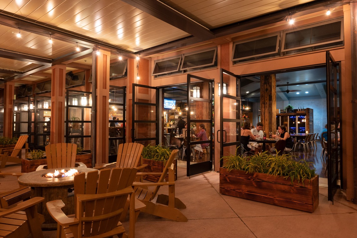 Willow Photoが撮影した写真のアルバム「taverna Maui フードフォト、スタッフと店舗撮影」