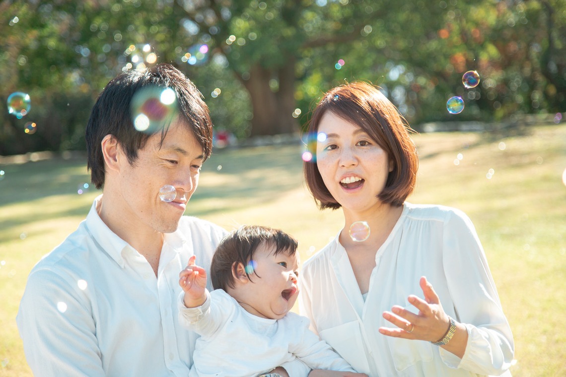 ゆのみふぉとが出張撮影した家族写真(キッズ,ベビーフォト)などが写った「芝生での一コマ」の家族写真