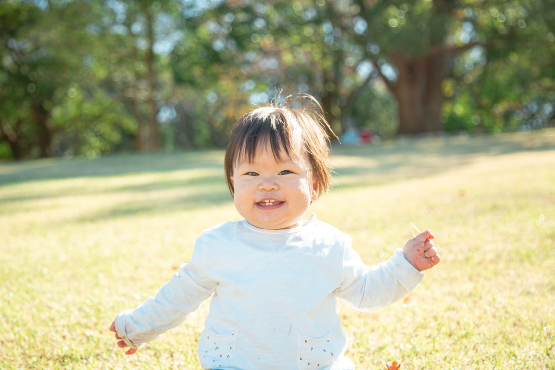 ゆのみふぉとが出張撮影した家族写真(キッズ,ベビーフォト)などが写った「芝生での一コマ」の家族写真